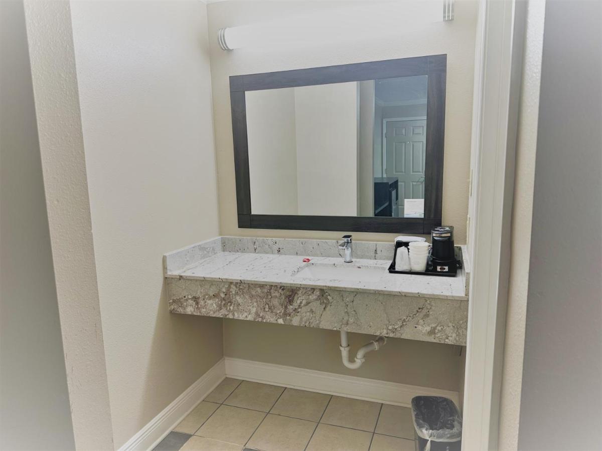 Super 8 by Wyndham Picayune Bagian luar foto