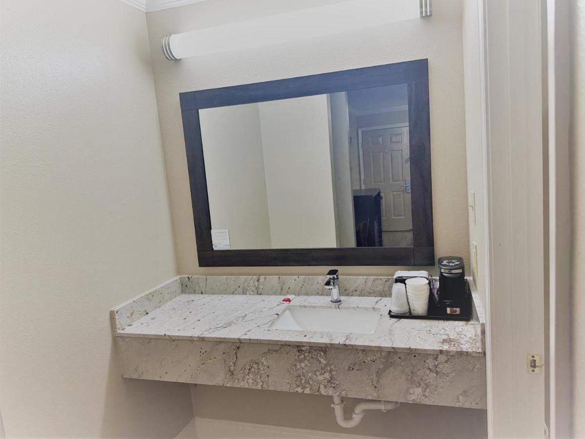 Super 8 by Wyndham Picayune Bagian luar foto